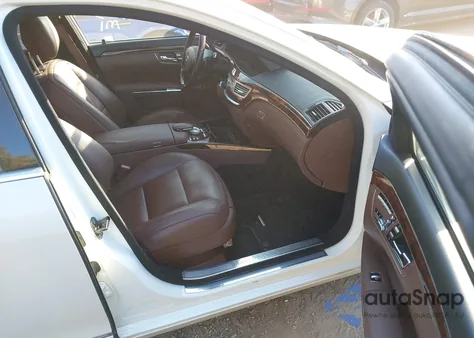 2013 Mercedes-Benz S 550 z USA, uszkodzony, nr VIN WDDNG7DB9DA495780